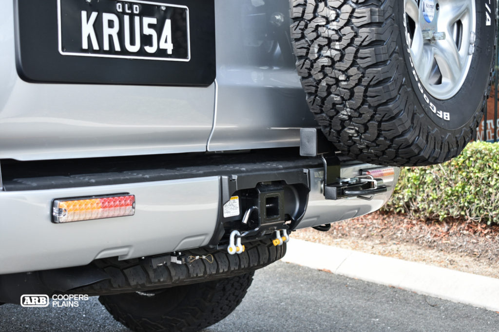 A Kaymar wheel carrier to suit the standard bumper offers a factory finish to the LC200. Added indicator lights give a stylish practicality to it as well.